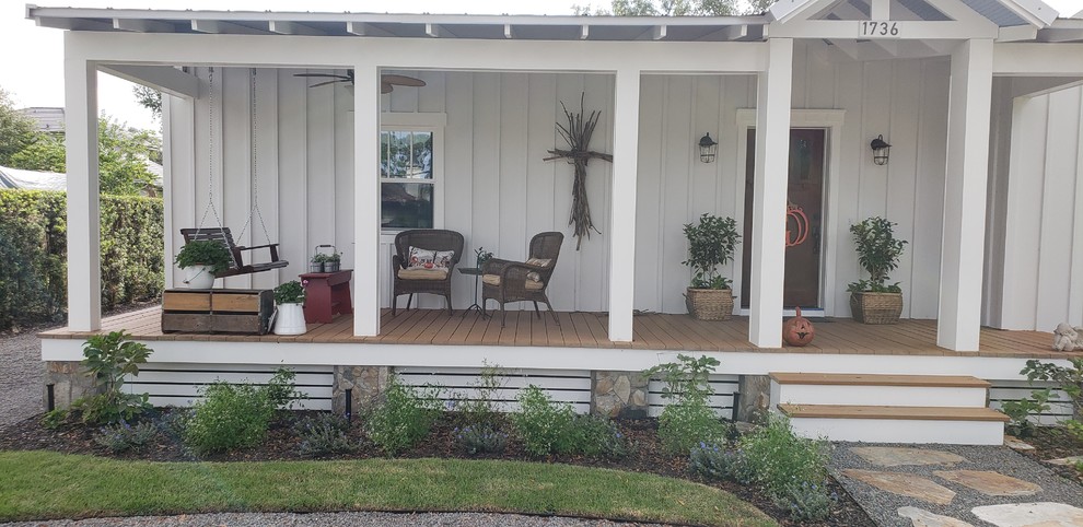 Ejemplo de acceso privado campestre de tamaño medio en primavera en patio delantero con jardín de macetas, exposición parcial al sol y gravilla