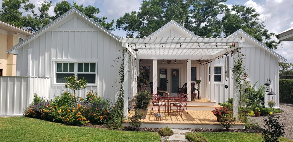 Photo of a medium sized farmhouse back full sun garden for summer in Orlando with gravel.