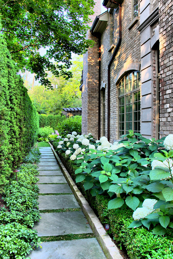 Идея дизайна: участок и сад на заднем дворе в классическом стиле с покрытием из каменной брусчатки