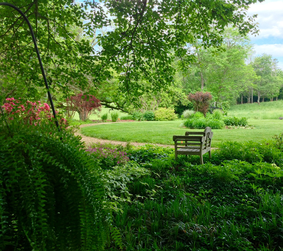 Esempio di un ampio giardino formale etnico esposto in pieno sole dietro casa in primavera con un ingresso o sentiero e ghiaia