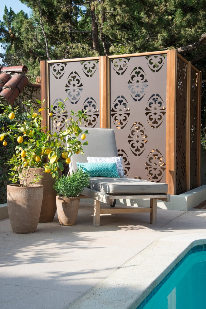Стильный дизайн: маленький солнечный участок и сад на заднем дворе в средиземноморском стиле с растениями в контейнерах и хорошей освещенностью для на участке и в саду - последний тренд
