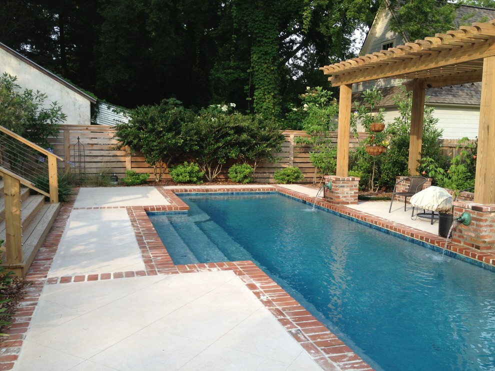 Foto de piscina de estilo americano pequeña en patio delantero con adoquines de ladrillo
