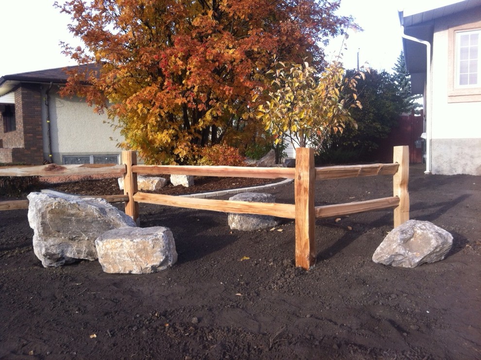 Glengarry Front Yard Traditional Garden Edmonton by River City