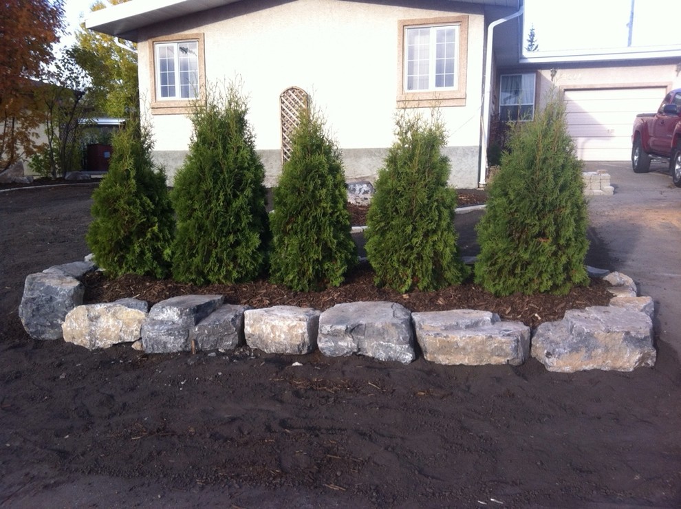 Glengarry Front Yard Traditional Landscape Edmonton by River