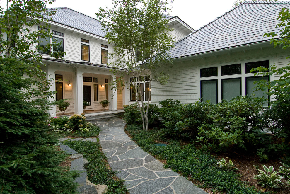 Schattiger Klassischer Garten hinter dem Haus mit Natursteinplatten in Sonstige