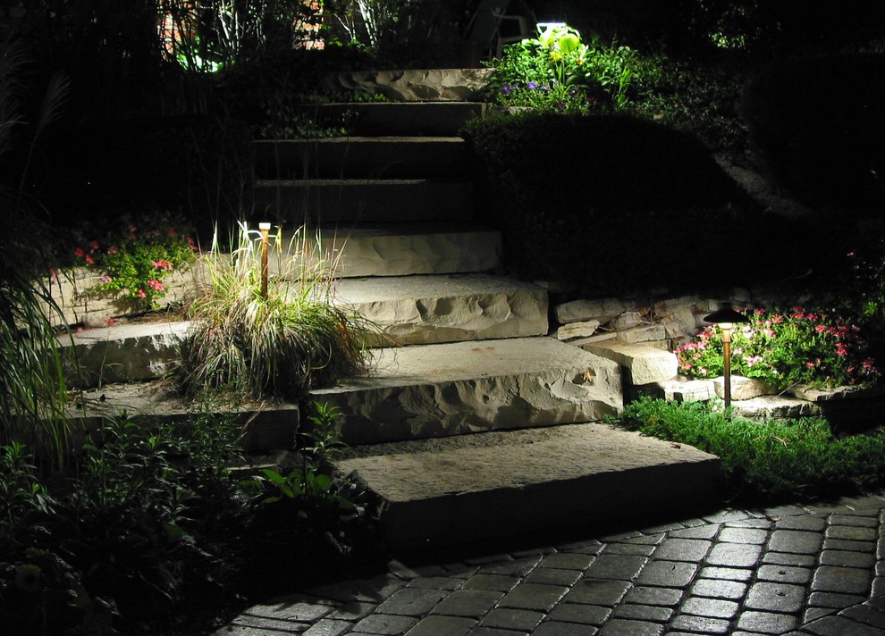 Foto di un giardino formale classico esposto a mezz'ombra di medie dimensioni e dietro casa in primavera con un ingresso o sentiero e pavimentazioni in pietra naturale