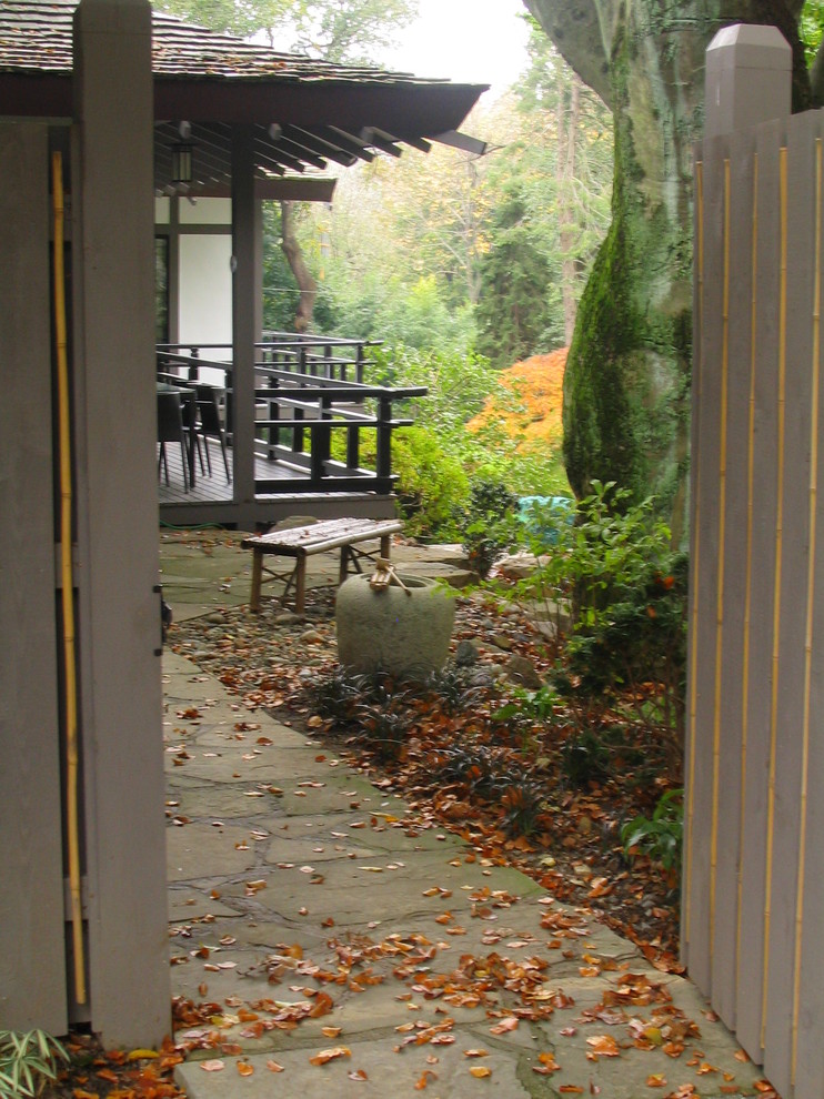Immagine di un grande giardino etnico esposto a mezz'ombra dietro casa in autunno con un ingresso o sentiero e pavimentazioni in pietra naturale