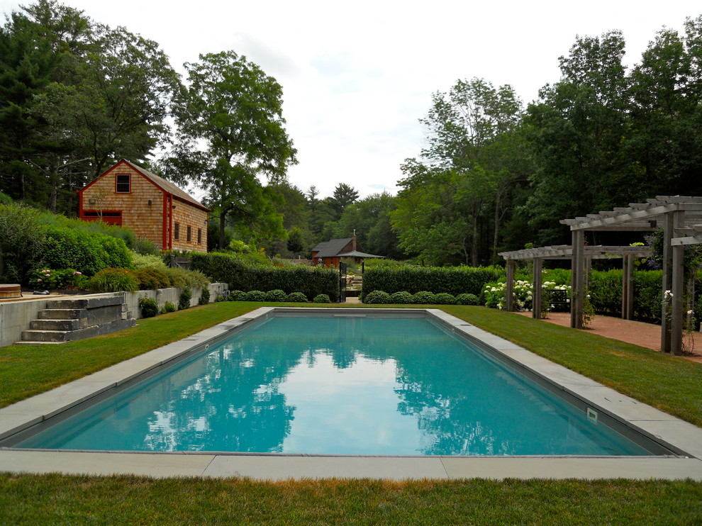 Esempio di una grande piscina classica in cortile con pavimentazioni in mattoni