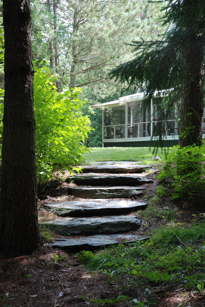 Kleiner, Schattiger Klassischer Garten mit Natursteinplatten in Montreal