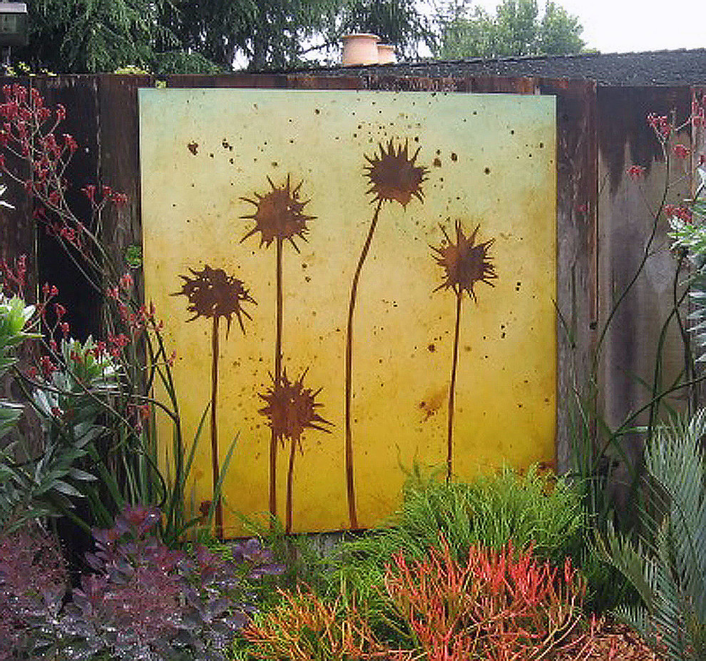 На фото: солнечный засухоустойчивый сад среднего размера на заднем дворе в стиле модернизм с хорошей освещенностью и мульчированием