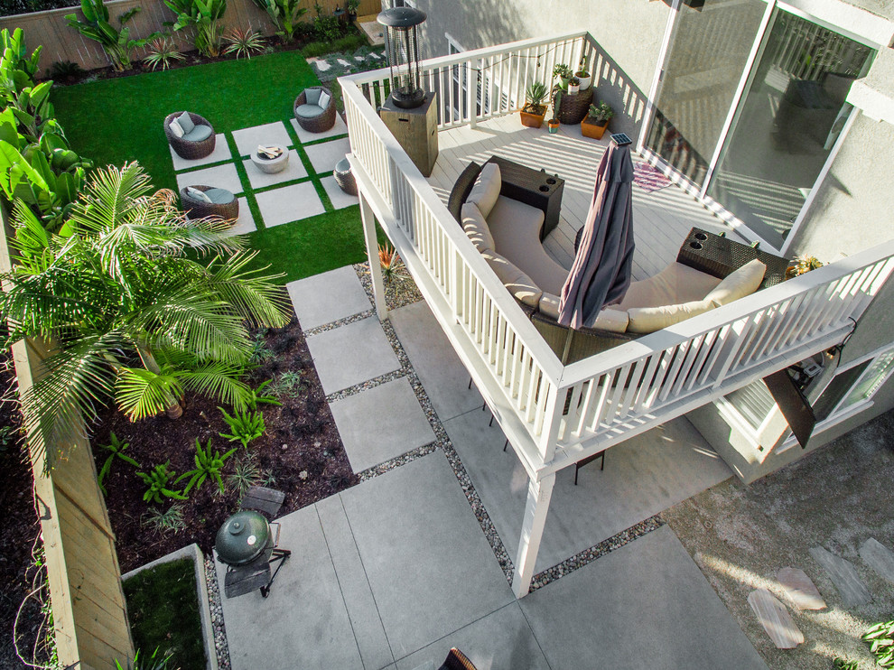 На фото: солнечный участок и сад среднего размера на заднем дворе в современном стиле с хорошей освещенностью и мощением тротуарной плиткой