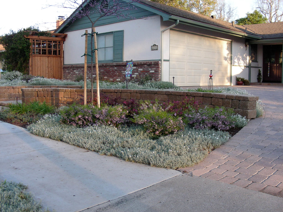 Kleiner Klassischer Garten im Frühling mit direkter Sonneneinstrahlung und Betonboden in Santa Barbara