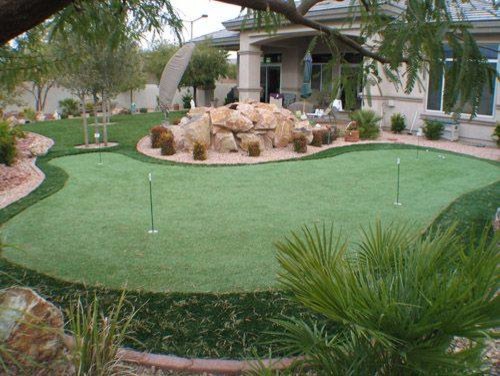 Foto de pista deportiva descubierta exótica de tamaño medio en primavera en patio trasero con parque infantil, exposición total al sol y gravilla