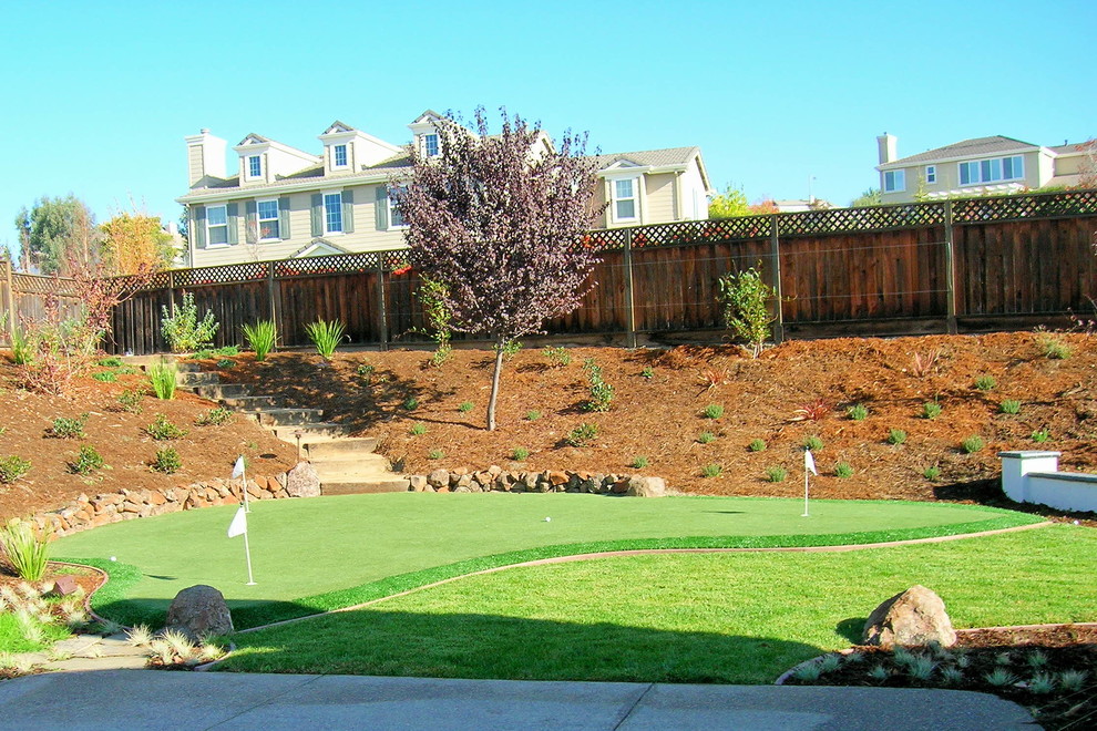 Großer Klassischer Garten hinter dem Haus mit Betonboden in San Francisco