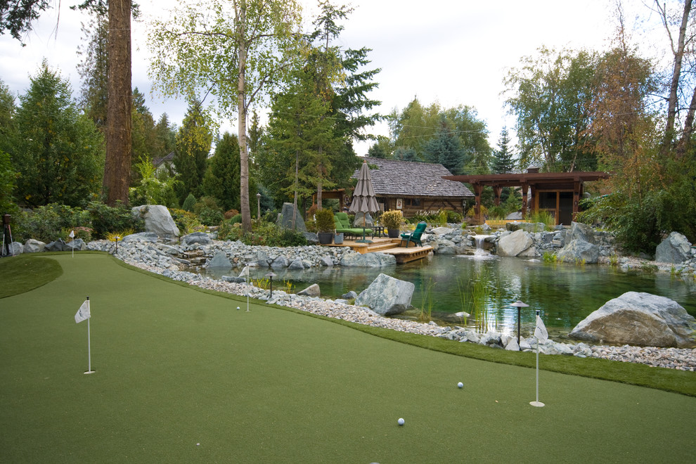 Geräumiger, Halbschattiger Klassischer Garten im Sommer, hinter dem Haus mit Sportplatz in Vancouver