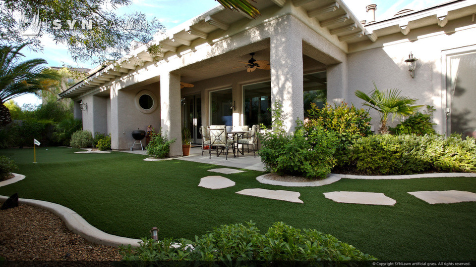 Esempio di un giardino american style di medie dimensioni e dietro casa con pavimentazioni in pietra naturale