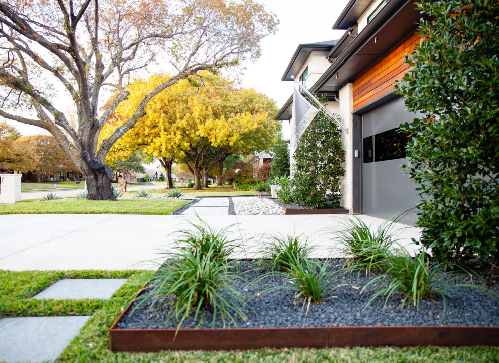 Imagen de acceso privado minimalista de tamaño medio en patio delantero con roca decorativa, exposición total al sol, gravilla y con madera