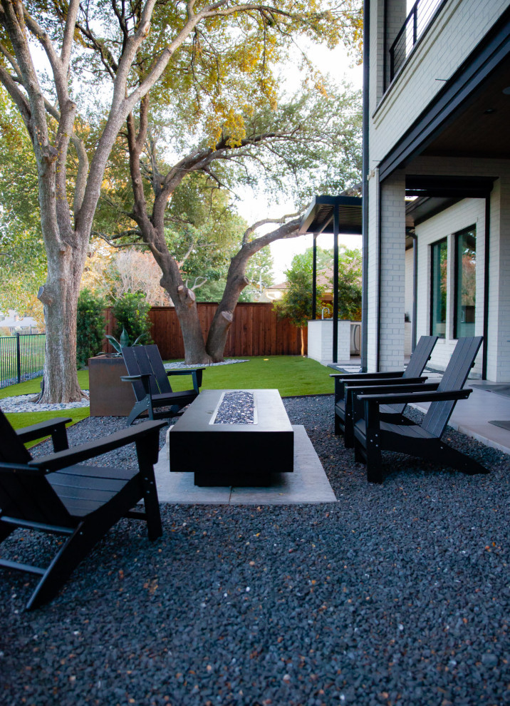 Immagine di un giardino minimalista in ombra di medie dimensioni e dietro casa con sassi e rocce, sassi di fiume e recinzione in legno