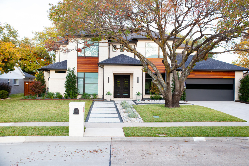 Mittelgroßer Moderner Garten mit Auffahrt, Steindeko, direkter Sonneneinstrahlung und Holzzaun in Dallas