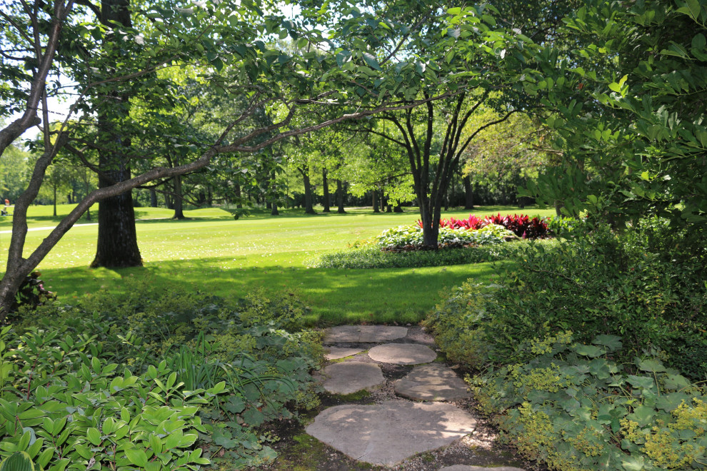 Großer, Halbschattiger Klassischer Garten im Sommer, hinter dem Haus mit Blumenbeet in Chicago