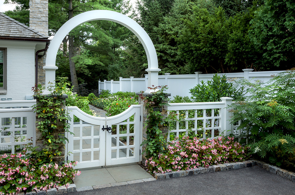 Großes Klassisches Gartentor im Sommer, neben dem Haus mit direkter Sonneneinstrahlung, Natursteinplatten und Holzzaun in Chicago