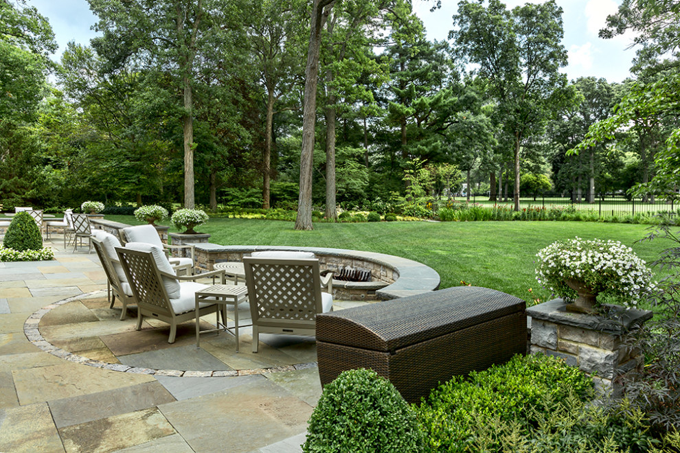 Idee per un grande giardino classico esposto in pieno sole dietro casa in estate con un caminetto e pavimentazioni in pietra naturale