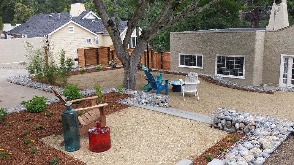 На фото: большой участок и сад на заднем дворе в современном стиле с подпорной стенкой и полуденной тенью с