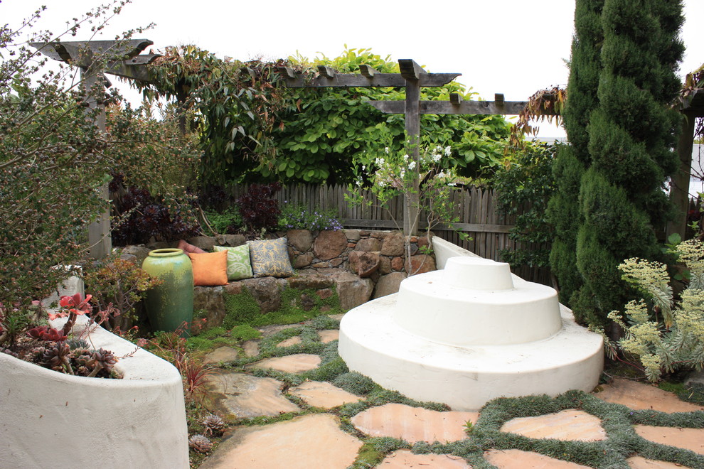 Idée de décoration pour un jardin arrière bohème avec des pavés en pierre naturelle.