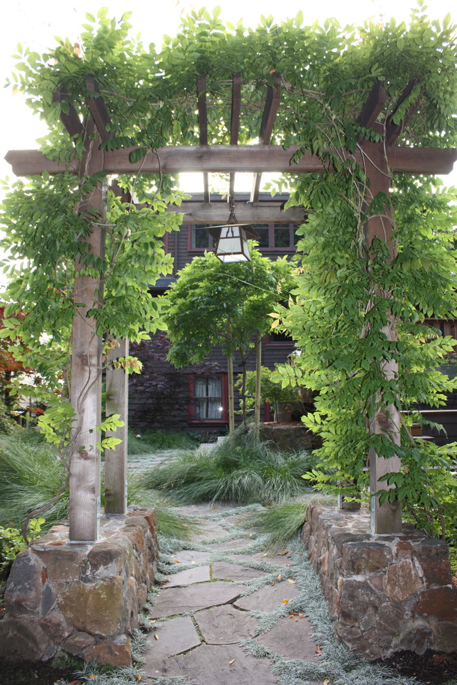 Imagen de jardín de estilo americano con adoquines de piedra natural