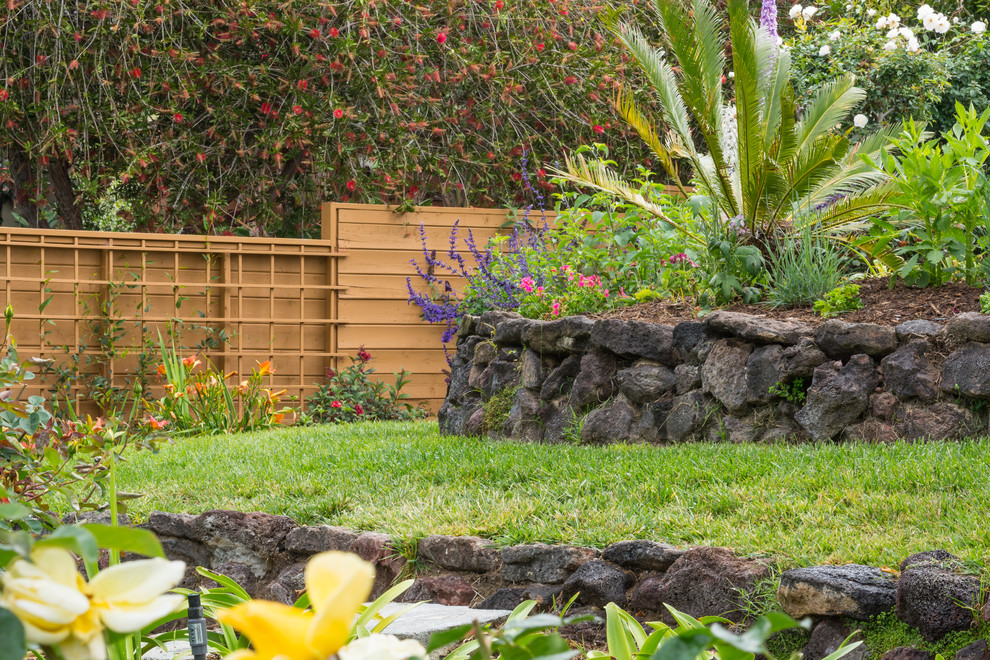 Foto di un giardino xeriscape chic esposto in pieno sole dietro casa con pavimentazioni in mattoni