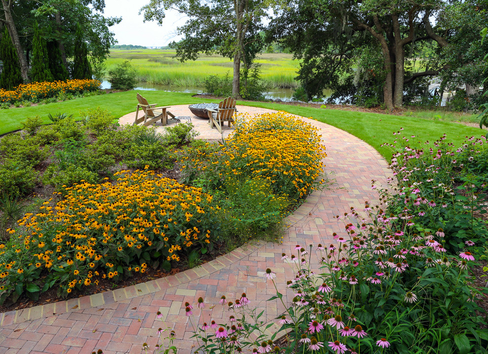 На фото: участок и сад на заднем дворе в современном стиле с местом для костра, полуденной тенью и мощением тротуарной плиткой с