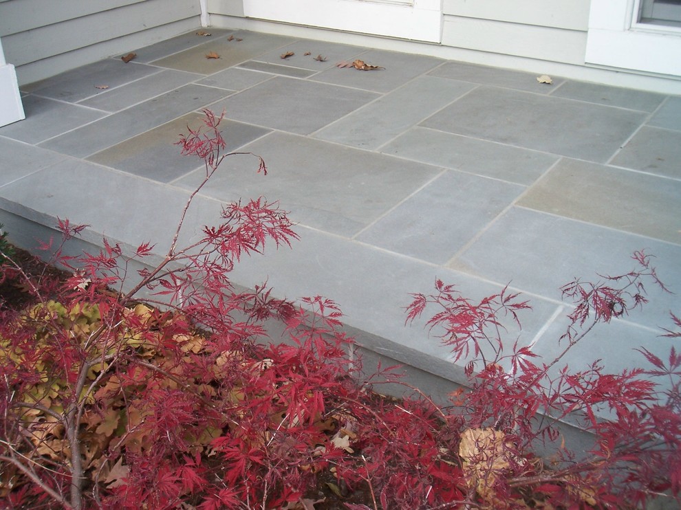 Design ideas for a medium sized traditional front partial sun garden for autumn in Indianapolis with natural stone paving.