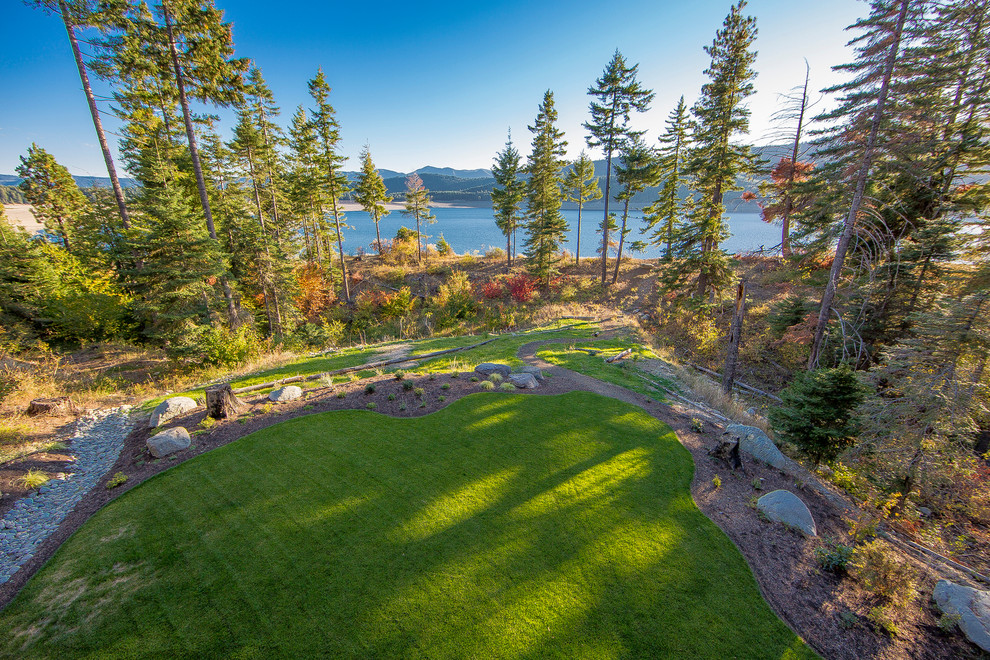 シアトルにある巨大なトランジショナルスタイルのおしゃれな裏庭 (半日向) の写真