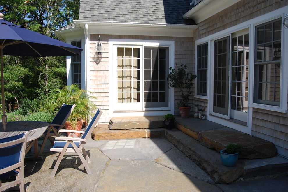 Стильный дизайн: большой солнечный регулярный сад на заднем дворе в классическом стиле с садовой дорожкой или калиткой, хорошей освещенностью и покрытием из каменной брусчатки - последний тренд