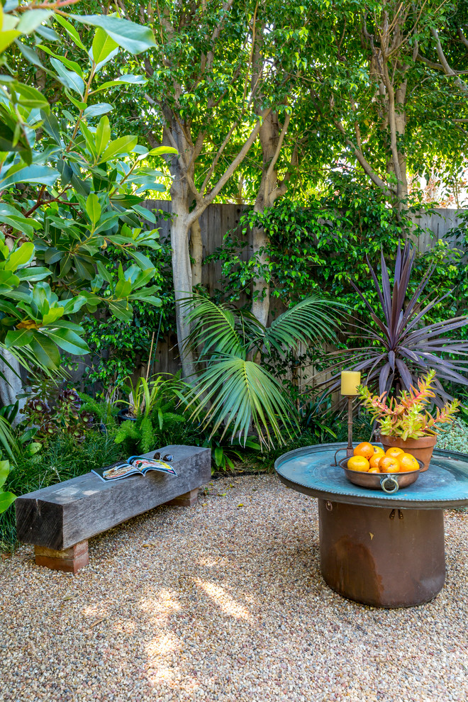 Immagine di un giardino contemporaneo esposto a mezz'ombra con ghiaia