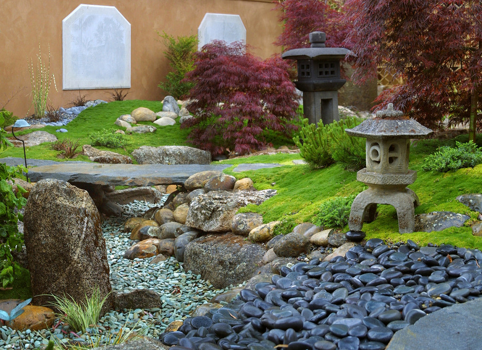 На фото: регулярный сад среднего размера на заднем дворе в восточном стиле