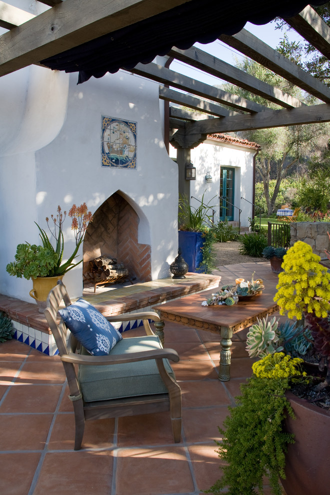 サンタバーバラにある高級な広い地中海スタイルのおしゃれなテラス・中庭の写真