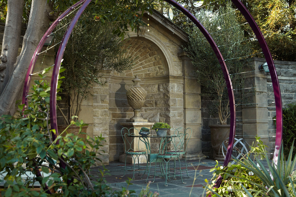 На фото: огромный участок и сад в современном стиле с покрытием из каменной брусчатки с