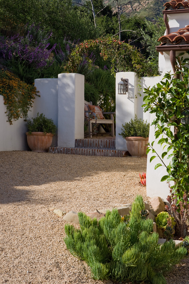 Идея дизайна: большой участок и сад на переднем дворе в средиземноморском стиле с покрытием из гравия
