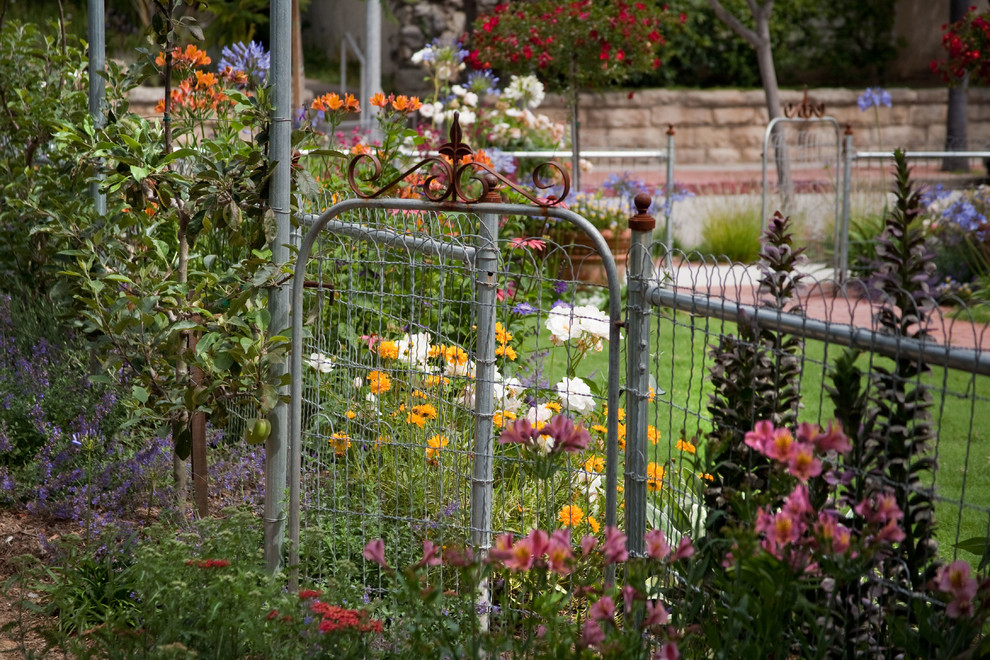サンタバーバラにある中くらいなトラディショナルスタイルのおしゃれな庭 (レンガ敷き、日向) の写真