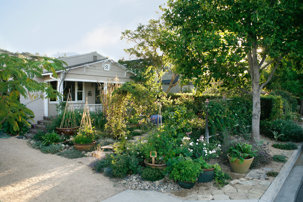 Foto di un giardino tradizionale esposto a mezz'ombra di medie dimensioni e davanti casa con un giardino in vaso e ghiaia