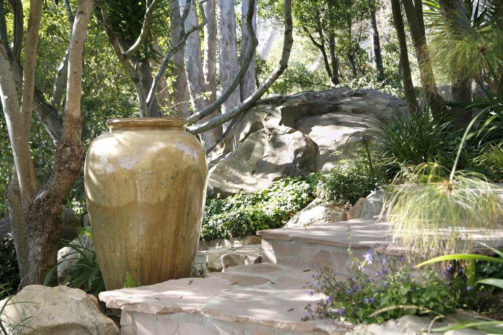 Foto de jardín ecléctico de tamaño medio en patio trasero con adoquines de piedra natural