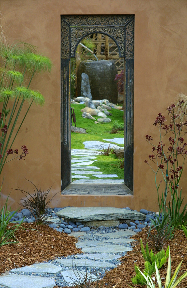 Imagen de camino de jardín de estilo zen de tamaño medio en patio delantero con exposición parcial al sol y adoquines de piedra natural