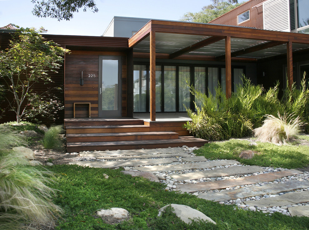 Design ideas for a contemporary front yard landscaping in Santa Barbara.