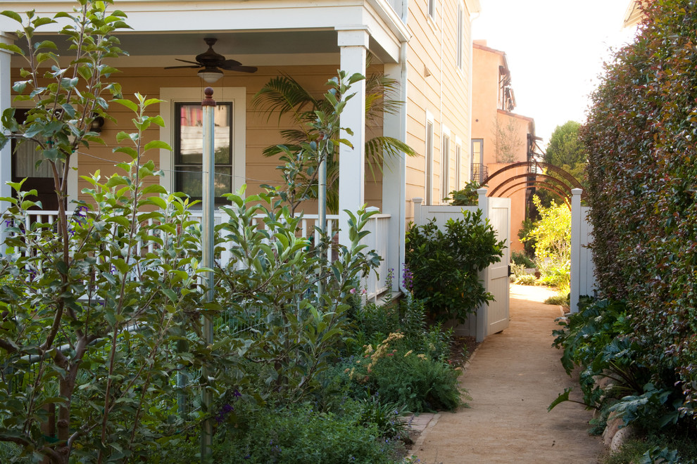Design ideas for a mid-sized traditional side yard mulch vegetable garden landscape in Santa Barbara.