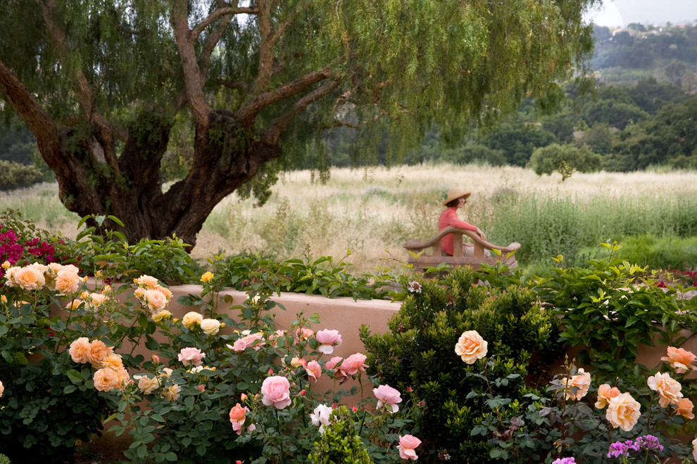 Inspiration for a traditional landscaping in Santa Barbara.