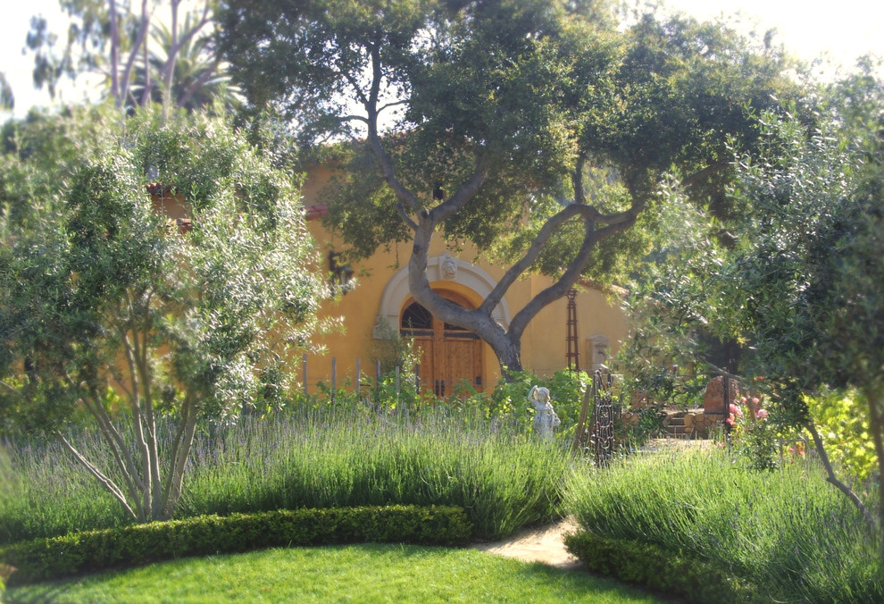 Klassischer Garten in Santa Barbara