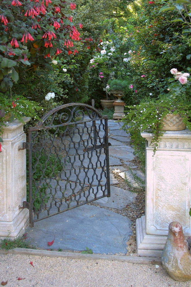 Diseño de jardín mediterráneo de tamaño medio con jardín francés y gravilla