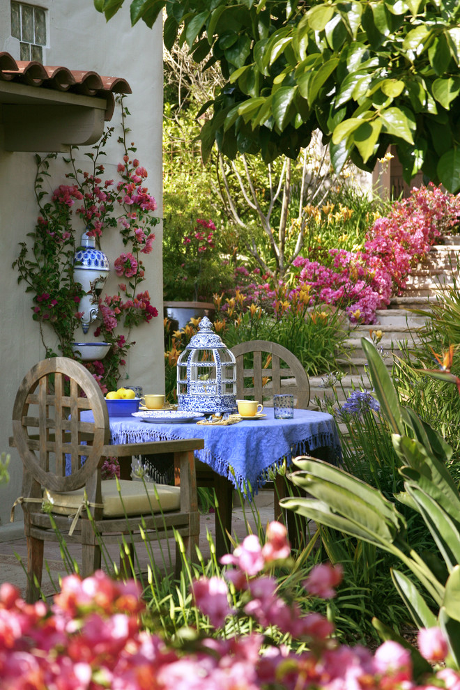 Ejemplo de camino de jardín bohemio de tamaño medio en patio lateral con jardín francés, exposición parcial al sol y adoquines de piedra natural