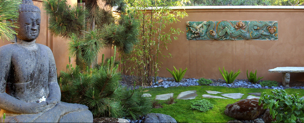 Идея дизайна: регулярный сад среднего размера на заднем дворе в восточном стиле